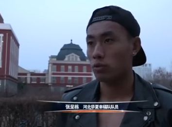 此番，三位话剧年夜咖联手为不雅众奉献一场惊险刺激，布满残暴实际意义又不掉浪漫的职场励志片子《小鱼吃年夜鱼》，戏里戏外，可谓是一语双关。